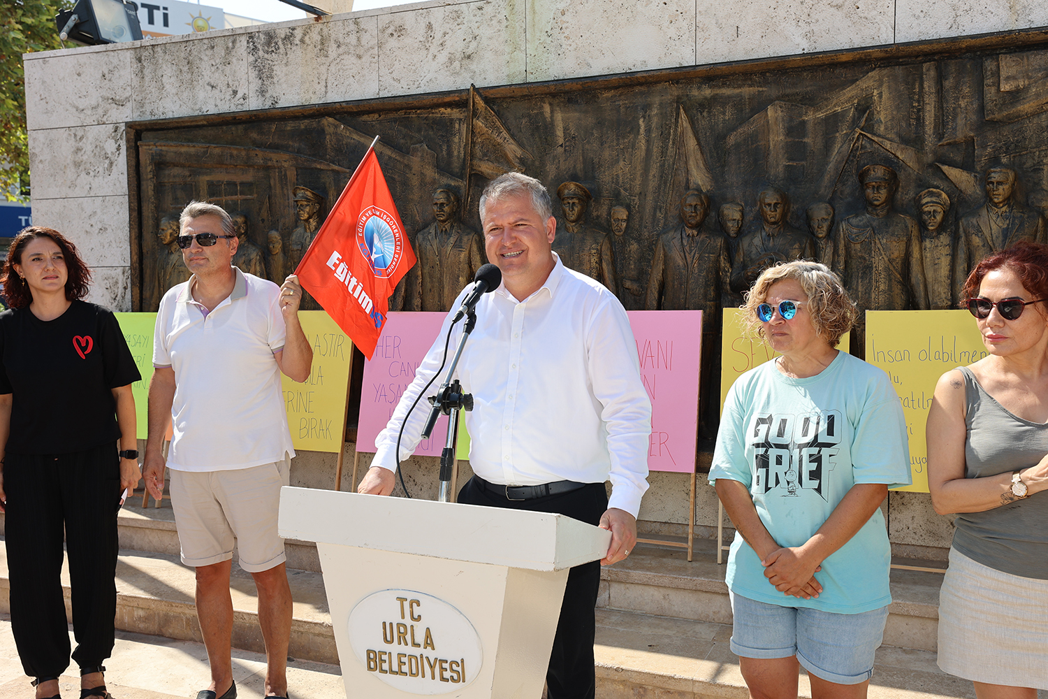 Urla'da sokak hayvanları yasa teklifi protestosu
