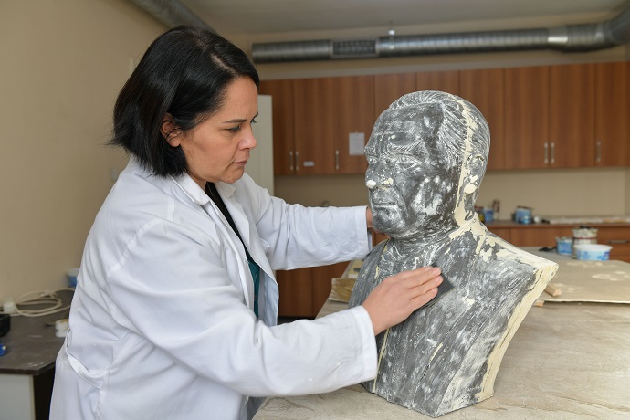 Çiğli Belediyesi'nden Okullara Atatürk büstü