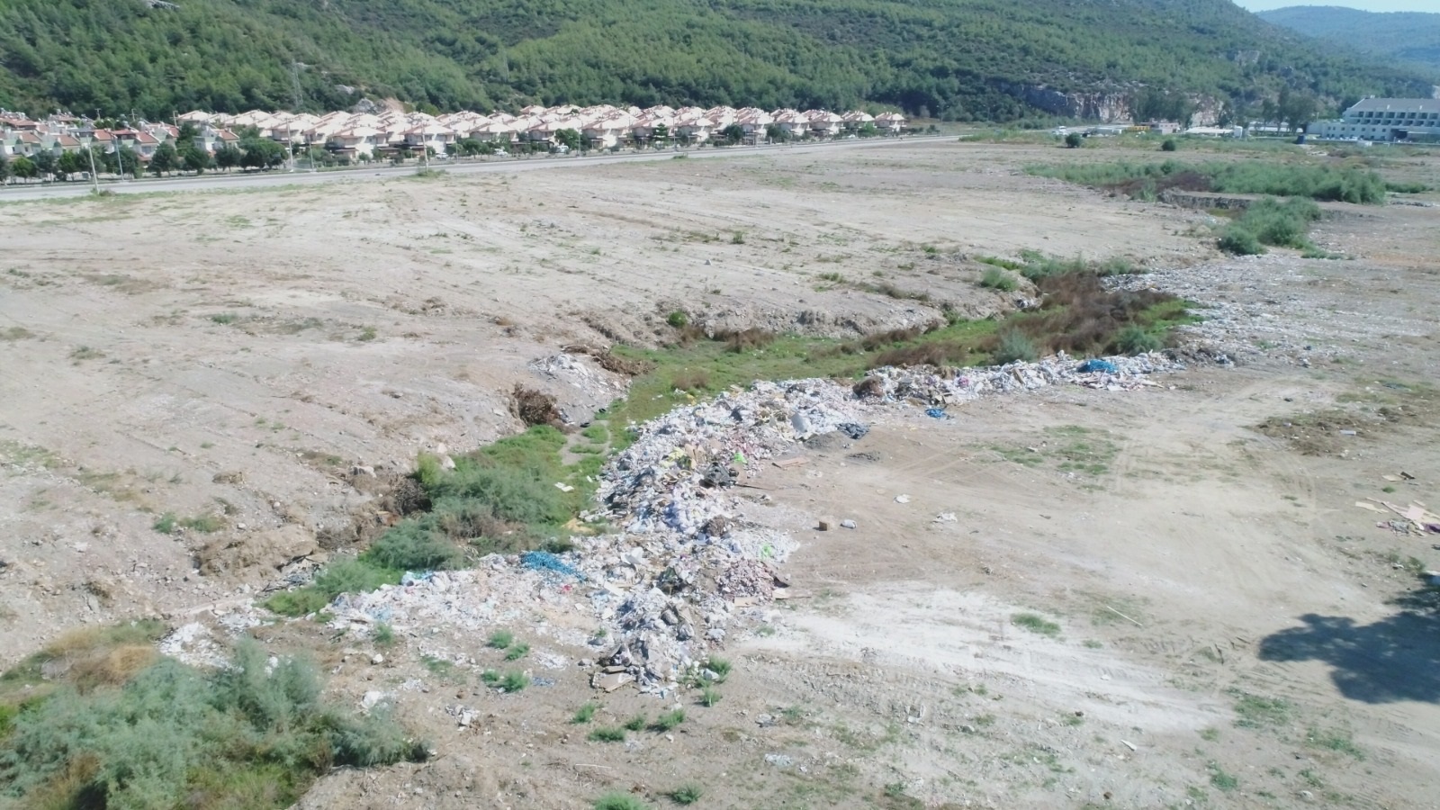 PAMUCAK SAHİLİ MOLOZ DÖKÜM ALANINA DÖNDÜ