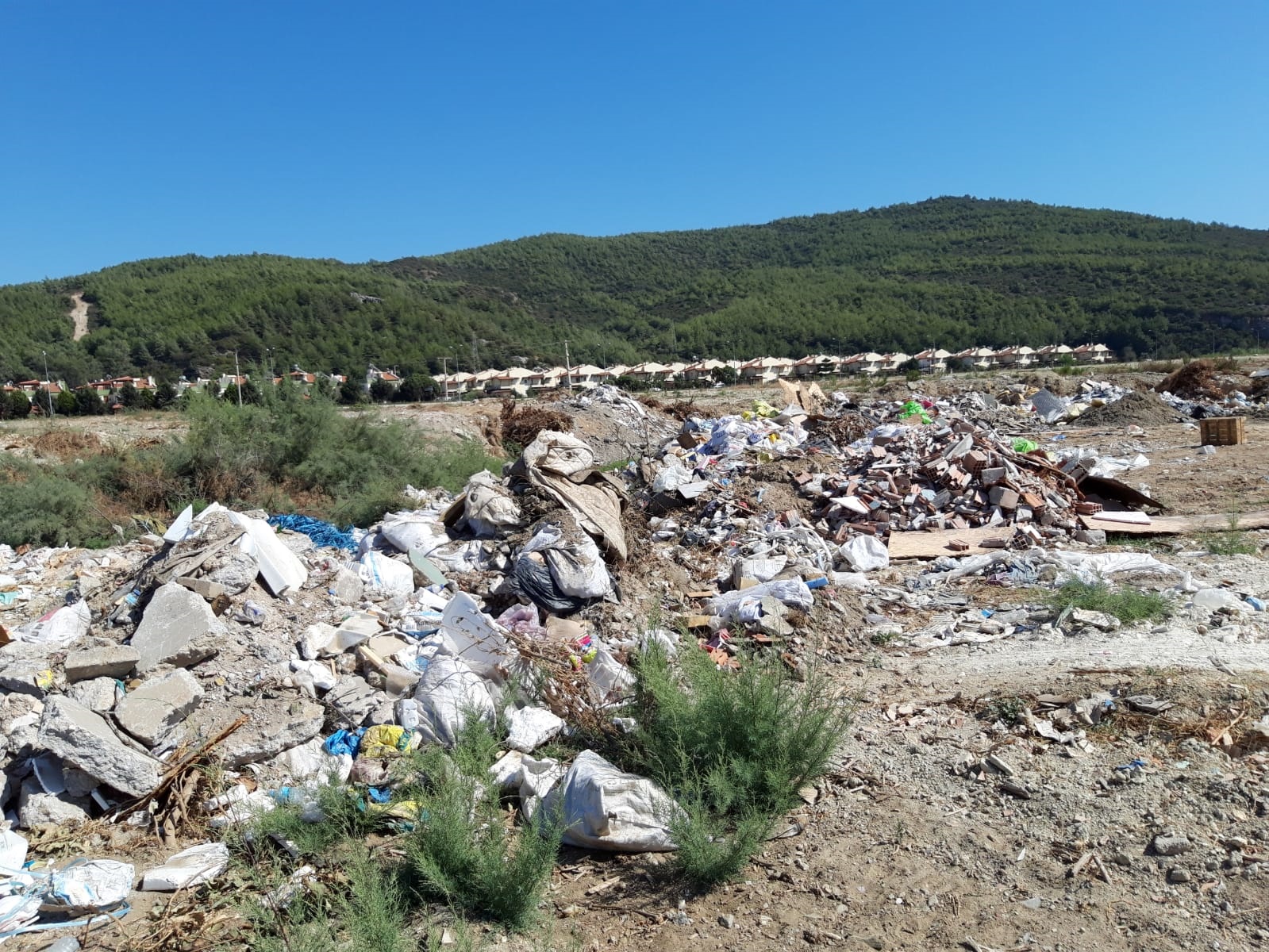 PAMUCAK SAHİLİ MOLOZ DÖKÜM ALANINA DÖNDÜ