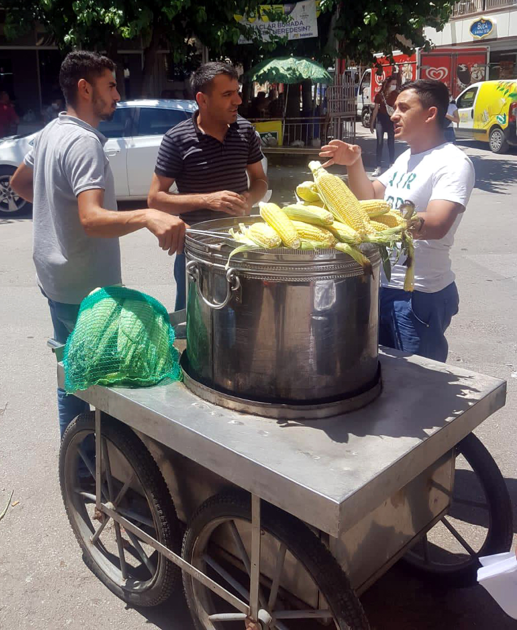 İzmirli seyyar satıcılar kayıt ve tek tip kıyafet düzeni istiyor