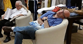 Eşlerini alışverişte bekleyen erkeklerin zor anları