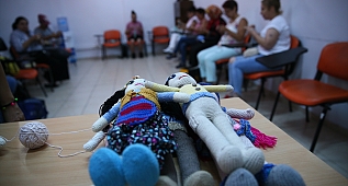 İzmir'de hükümlü kadınlar örgü bebeklerle çocukları mutlu ediyor