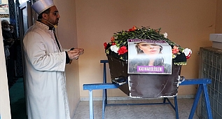 İzmir'de eski eşi tarafından öldürülen kadın, toprağa verildi