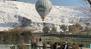 Balonlar "beyaz cennetin" üzerinde uçmak için gün sayıyor