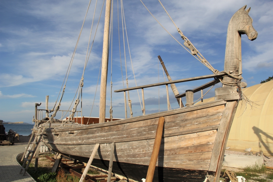 Denizcilik tarihi Urla'da hayat buldu: Tarihte bilinen ilk tekneler birebir yapıldı