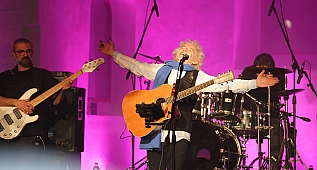 Çeşme'de yeni yıl coşkusu Yeni Türkü ile zirveye çıktı