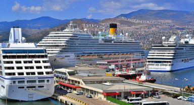 Alsancak Limanı’na aynı gün 3 yolcu gemisi demir attı