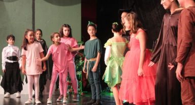 Minikler büyükleri güldürürken düşündürdü