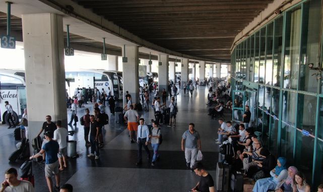İzmir Şehirlerarası Otobüs Terminali'nde bayram yoğunluğu
