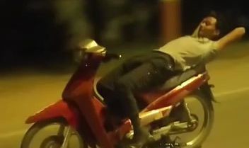 Trafik magandası dehşet saçtı: Motorun üzerinde yatarak gitti