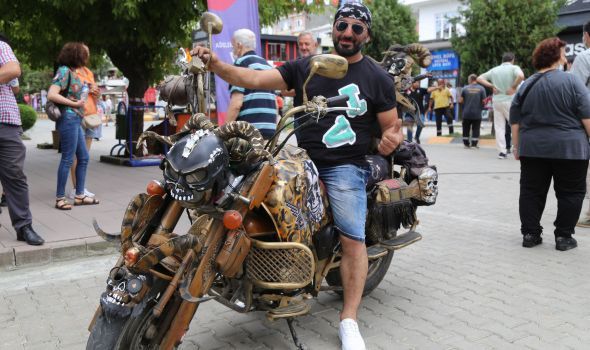 Mad Max filminden esinlendi, kendi motosikletini yaptı