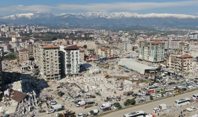 Yerle bir olan Hatay'da arama kurtarma çalışmaları havadan görüntülendi