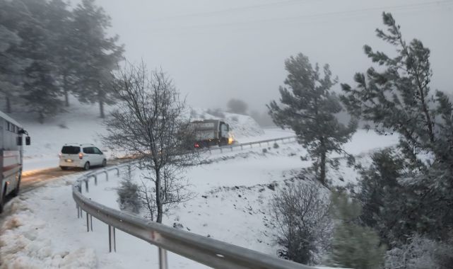 İzmir Büyükşehir Belediyesi ekipleri karla mücadele için sahada
