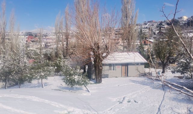 İzmir'in yüksek kesimleri beyaza büründü
