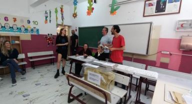 Ünlü isimler sandık başında fotoğraflarını paylaştı
