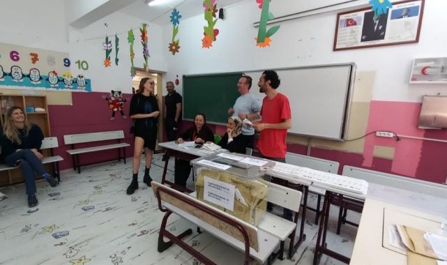 Ünlü isimler sandık başında fotoğraflarını paylaştı