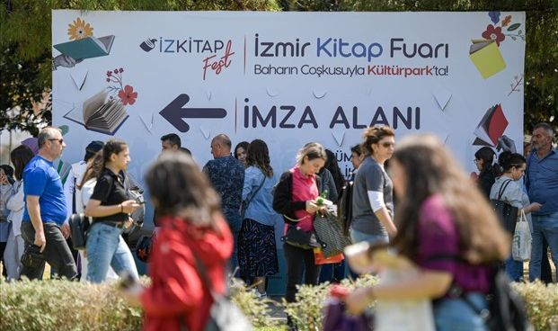 Kitapseverlerin buluşma noktası İZKİTAP oldu... On binleri  ağırlıyor!