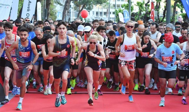 Maraton İzmir bitti... Görüntüler kenti renklendirdi!