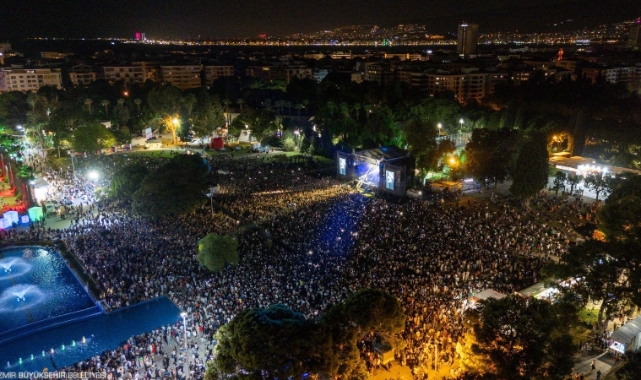 İEF Çim Konserlerinde sevilen sanatçılar sahne aldı.