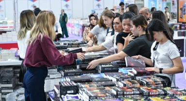 Kitapseverlerin buluşma noktası İZKİTAP oldu... On binleri ağırlıyor!