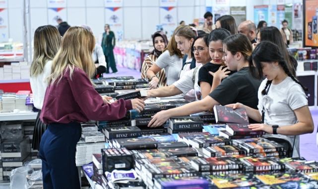 Kitapseverlerin buluşma noktası İZKİTAP oldu... On binleri  ağırlıyor!