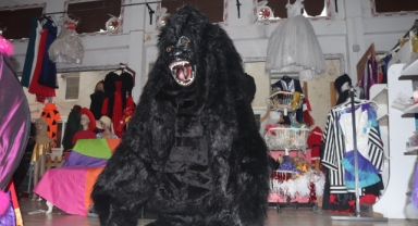 Kemeraltı’nda goril şov! Sosyal medyayı salladı