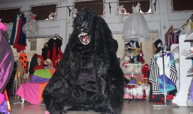 Kemeraltı’nda goril şov!  Sosyal medyayı salladı