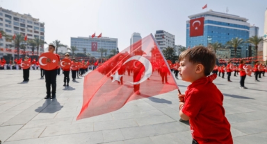 İzmir'de 23 Nisan coşkusu...  Cumhuriyet Meydanı rengarenk