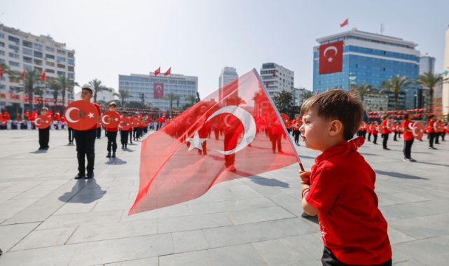İzmir'de 23 Nisan coşkusu... Cumhuriyet Meydanı rengarenk