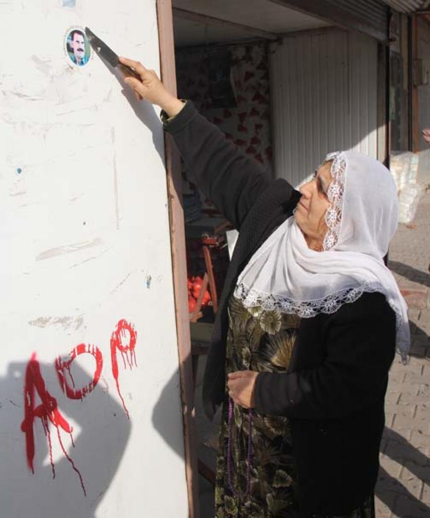 SON DAKİKA.. ÖCALAN DÖVMESİNİ BIÇAKLA KAZIDI