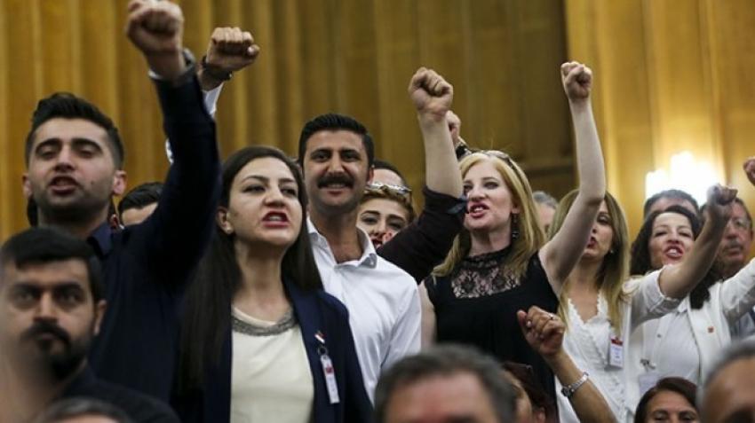 CHP'Lİ GENÇLERE TBMM YASAĞI