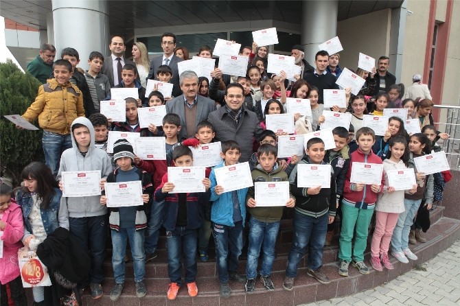 Bornova’da çocuklar bilimi deneyerek öğreniyor
