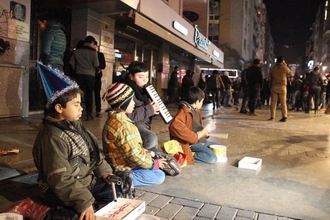 Suriyeli çocuklar yeni yıla çalışarak girdi
