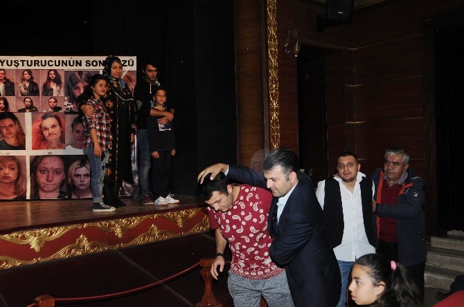 Kent Tiyatrosu 2016’yı Çiçekler Solmasın’la uğurladı
