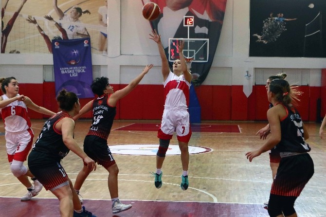Bayraklı’da potanın perileri rüzgâr gibi esiyor