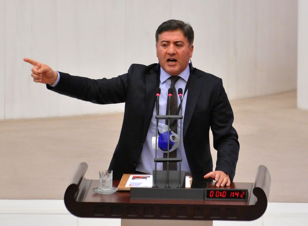 CHP’li vekilden TBMM Genel Kurulunda kürsüde maskeli eylem