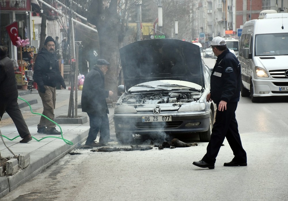 Seyir halindeki araç alev aldı