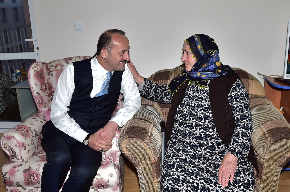 Mamak Belediye Başkanı Akgül, Aslı ninenin evine konuk oldu