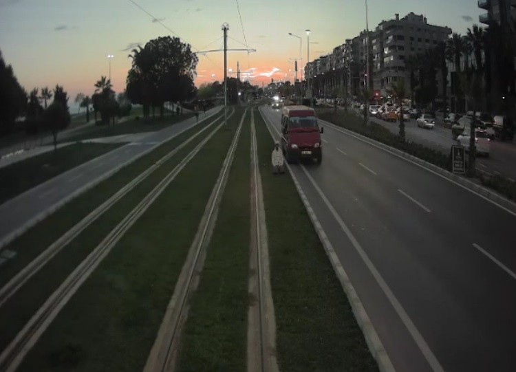 Sosyal medyanın gündemine oturan olay tramvay kamerasında