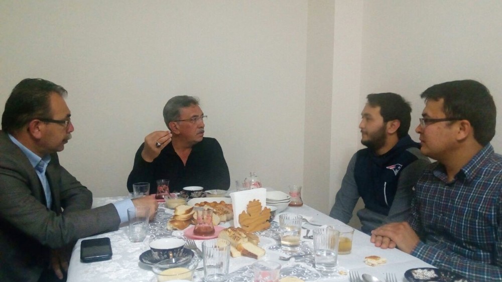 Başkan Çetin’den öğrenci evine sürpriz iftar ziyareti