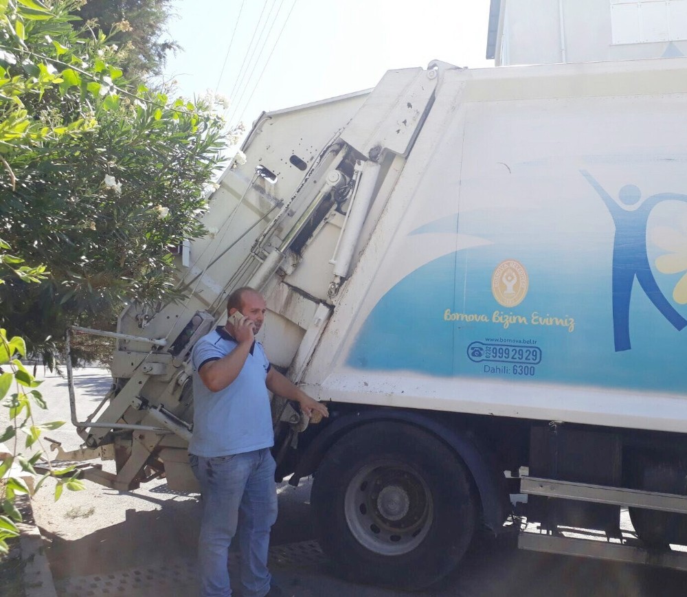 Çöp kamyonu ile ağaç arasında sıkıştı