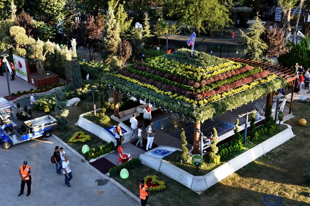 Festivalde bitkilerden ev yaptılar
