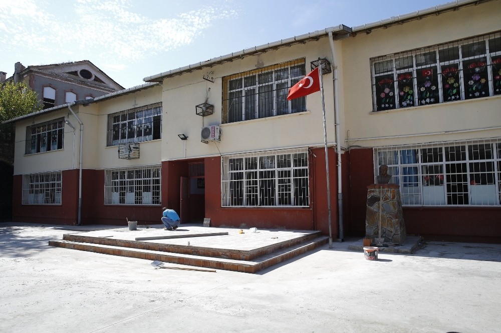 Konak’ın okulları pırıl pırıl oluyor