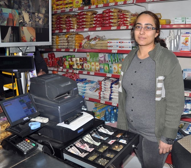 Marketçi kadın hırsızı suçüstü yakaladı