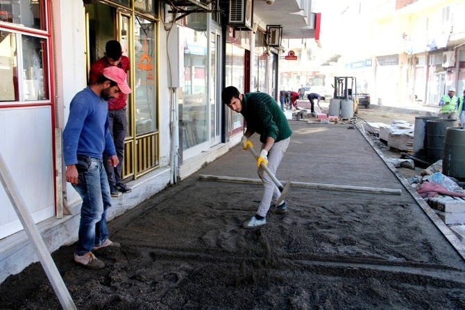 Sarıgöl’de kaldırımlara engelli klavuz yolları yapılıyor