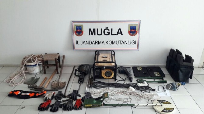 Milas’ta kaçak kazıya Jandarma baskını