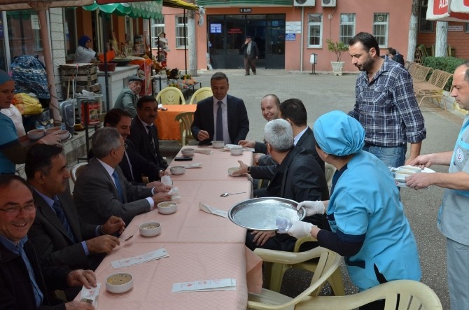 Hastane yönetiminden vatandaşlara aşure ikramı
