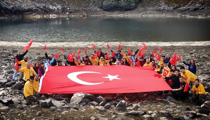 Cumhuriyet için 2 bin 415 rakımlı bölgede Türk bayrağı açtılar
