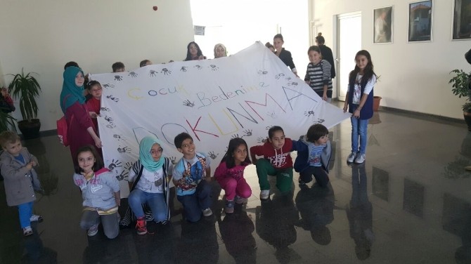 Miniklerden ‘Çocuk bedenime dokunma’ pankartı